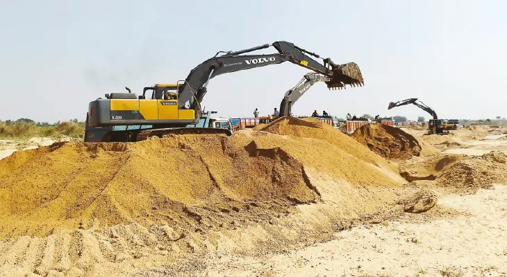 আরামবাগে মুণ্ডেশ্বরী থেকে বেআইনিভাবে বালি উত্তোলন, রাজনৈতিক চাপানউতোর