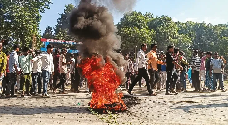 নিগ্রহের প্রতিবাদে থানার সামনে রাস্তায় টায়ার জ্বালিয়ে বিক্ষোভ