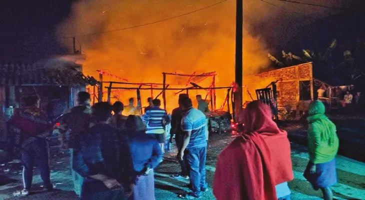 গভীর রাতে বিডিওর গাড়ি সহ একাধিক বাড়িতে আগুন, পুড়ে ছাই ৩টি দোকানও