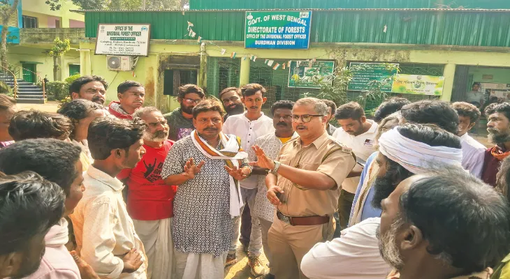 বর্ধমানে সাপ ধরায় সাপুড়েকে মারধরের অভিযোগ, প্রতিবাদে বনদপ্তরে বিক্ষোভ
