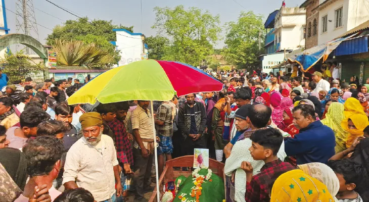 যুবক খুনের অভিযোগ নিল না থানা, ঘাটালে মৃতদেহ নিয়ে পথ অবরোধ