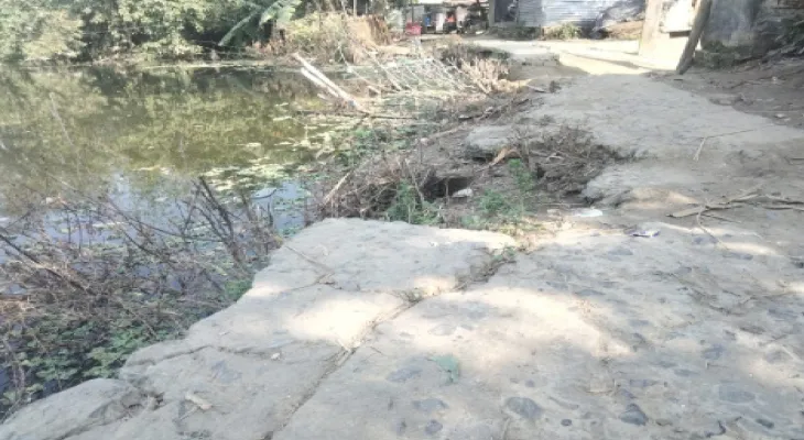 সামসির ভগবানপুরে পুকুর গিলছে রাস্তা, দুর্ঘটনার শঙ্কা