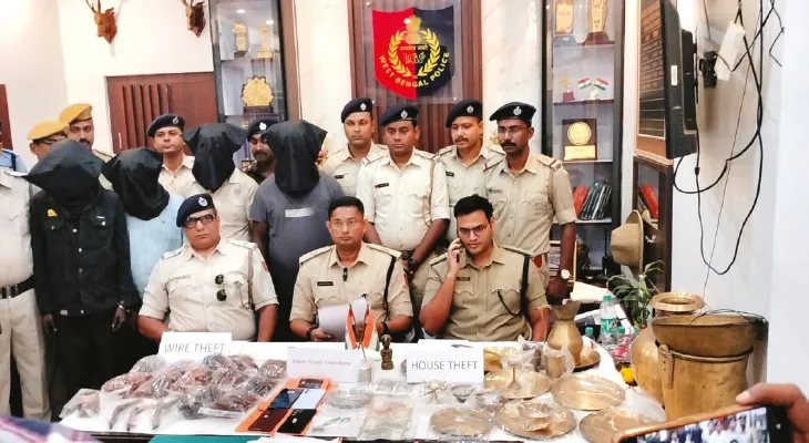 গত চার মাসে সাইবার প্রতারণা, চুরি সহ একাধিক অপরাধে গ্রেফতার ১১, আমডাঙা থানার অভিযান, উদ্ধার ক্রেডিট কার্ড, সিম কার্ড ও বহু সরঞ্জাম