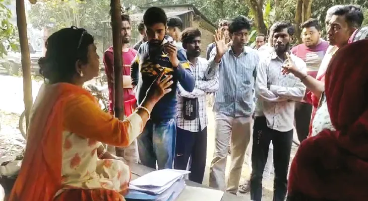 দোকানে বসে ইনিউমারেশন ফর্ম বিলি, বিএলওকে ঘিরে বিক্ষোভ