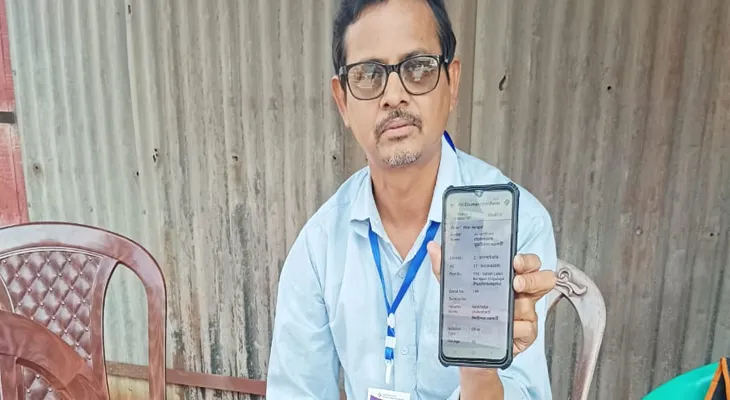 এসআইআর: নিজের নামই ডিজিটাইজ করতে পারছেন না খোদ বিএলও!