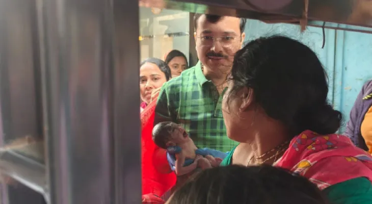 ঘেরা হল চারদিক, ছুটে এলেন চিকিৎসক, টোটোতেই সন্তানের জন্ম দিলেন তরুণী