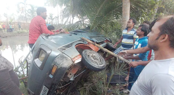 উলুবেড়িয়ায় নিয়ন্ত্রণ হারিয়ে পুকুরে পড়ল পুলকার, ৩ পড়ুয়ার মৃত্যু