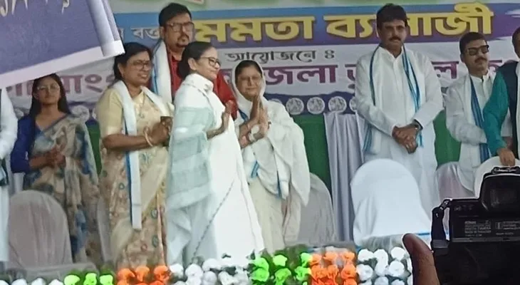 বনগাঁর সভায় বক্তব্য রাখছেন মুখ্যমন্ত্রী মমতা বন্দ্যোপাধ্যায়