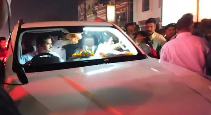 যশোর রোডে বিক্ষোভ, আটকে পড়ল মুখ্যমন্ত্রীর কনভয়