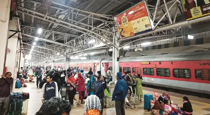 সাত ঘণ্টা পরও প্ল্যাটফর্মে আসেনি ট্রেন, যাত্রী-বিক্ষোভ শালিমার স্টেশনে