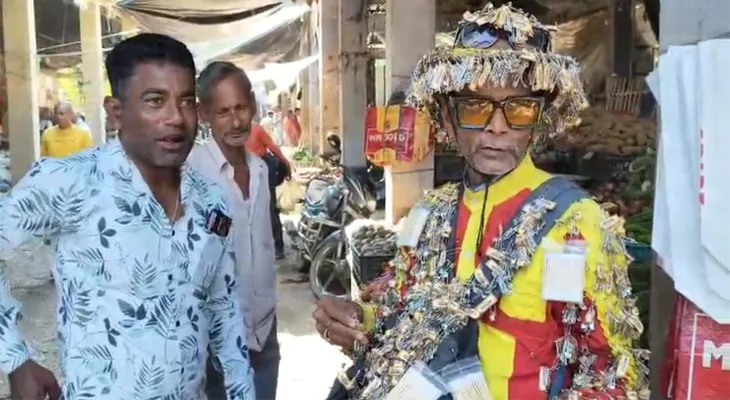 ময়নাগুড়ির সেফটিপিন ম্যান! জমছে ভিড়, থমকে যাচ্ছে গাড়ি