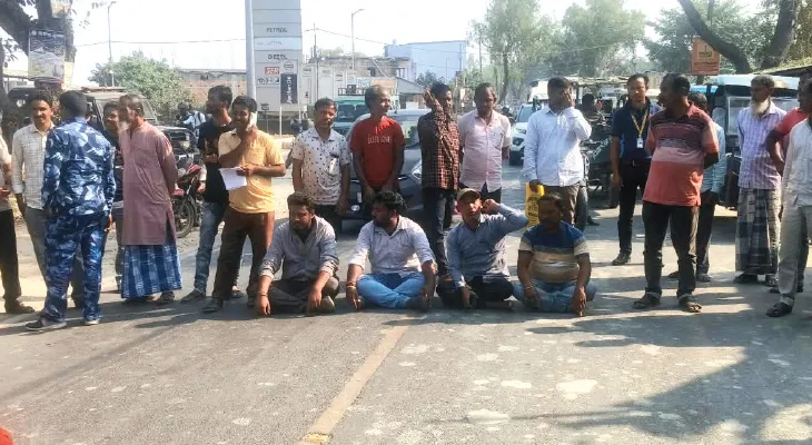 ধান ক্রয় কেন্দ্রে কুইন্টাল প্রতি প্রায় ১০ কেজি ধলতা চাওয়ায় হেমতাবাদে রাজ্যসড়ক অবরোধ