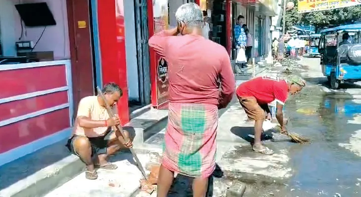 দোকানের সামনে কংক্রিটের নির্মাণ ভেঙে নিকাশিনালার স্ল্যাব দখল করে ব্যবসা