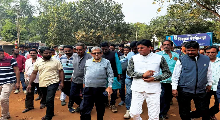 দুর্বল ইন্টারনেট সংযোগে জঙ্গলমহলে ফর্ম আপলোড বাধাপ্রাপ্ত হচ্ছে: মানস, বাঁকুড়ার বিভিন্ন ব্লক ঘুরে খতিয়ে দেখলেন এসআইআরের কাজ