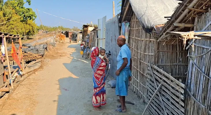 মানিকচক ব্লকে ভিটে গঙ্গাগর্ভে, বাংলার বাড়ির প্রথম কিস্তির টাকা পেলেও জমি নিয়ে চিন্তায় ৬৯টি পরিবার