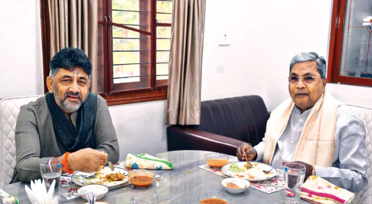 কর্ণাটকে বিজেপির ‘অপারেশন লোটাস’ ব্যর্থ, চা-জলখাবার খেয়ে হাসিমুখে বিরোধ মেটালেন শিবকুমার ও সিদ্ধারামাইয়া