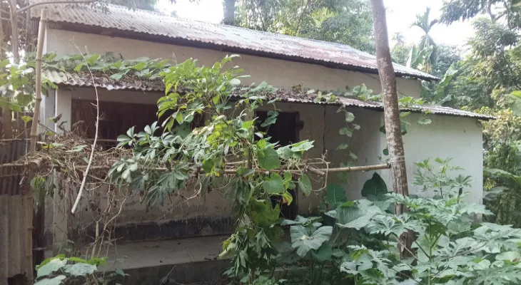 চাকরি না মেলায় ১৮ বছর ধরে অঙ্গনওয়াড়িতে তালা, দীর্ঘদিন ধরে পড়াশোনা চলছে ভাড়াবাড়িতে