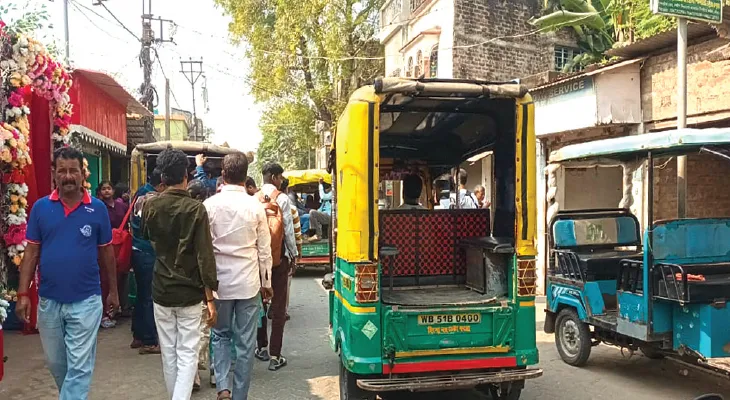 স্বরূপগঞ্জ রেলবাজার ঘাটের রাস্তায় অটো ও টোটোর দাপট, যানজটে নাজেহাল বাসিন্দারা, নবদ্বীপে ট্রাফিক নিয়ন্ত্রণের দাবি