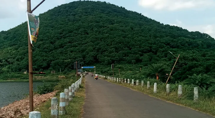 পরিকাঠামোর অবস্থা করুণ, পর্যটক  আসতে চাইছে না সাঁতুড়ির বড়ন্তিতে