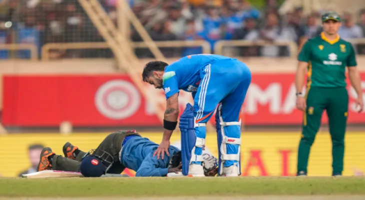 রাঁচিতে গ্যালারি থেকে বিপজ্জনকভাবে ঝাঁপ দিয়ে মাঠে প্রবেশ, বিরাট কোহলিকে প্রণাম করে আটক সৌভিক, মুক্তির অপেক্ষায় আরামবাগ