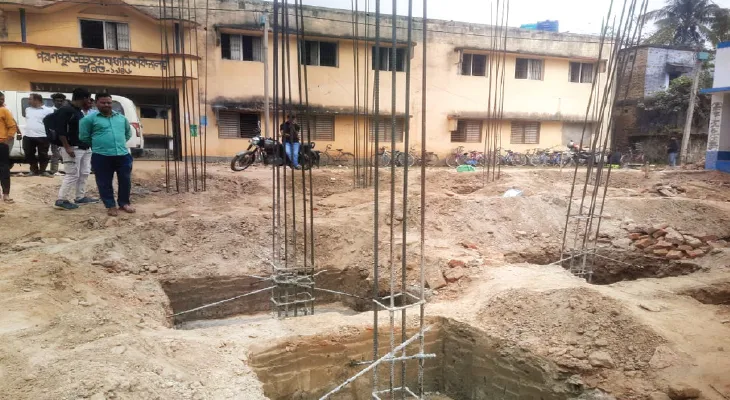 নিম্নমানের সামগ্রীতে স্কুলের ক্লাসঘর নির্মাণ, প্রতিবাদীকে মারধরে অভিযুক্ত তৃণমূল নেতা