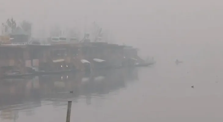 শ্রীনগরে ব্যাপক কুয়াশা, চলছে শৈত্যপ্রবাহ