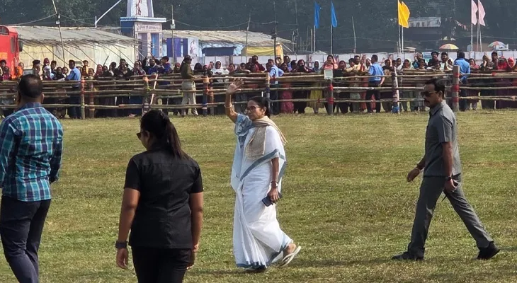বহরমপুরের সার্কিট হাউস থেকে বেরিয়ে হেলিপ্যাডের দিকে যাচ্ছেন মুখ্যমন্ত্রী মমতা বন্দ্যোপাধ্যায়