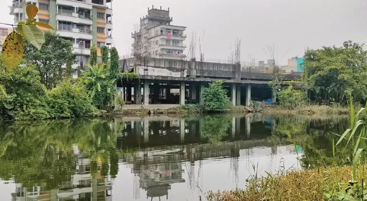 ওলাবিবিতলায় সুইমিং পুলের  কাঠামো ৮ বছর ধরে পরিত্যক্ত