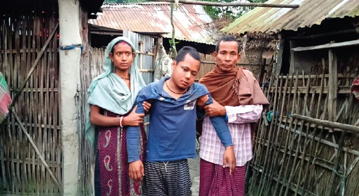 দিনমজুরের সংসারে ক্যান্সারের থাবা একমাত্র ছেলেকে বাঁচাতে হন্যে হয়ে ঘুরছেন বাবা