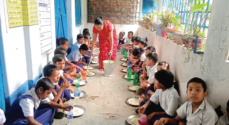 হলদিবাড়ির ক্ষুদিরামপল্লি রামেশ্বর দয়াল প্রাথমিক বিদ্যালয়, ডাইনিং শেড নেই, মাঠে-ক্লাসরুমে মিড ডে মিল খেতে হয় পড়ুয়াদের