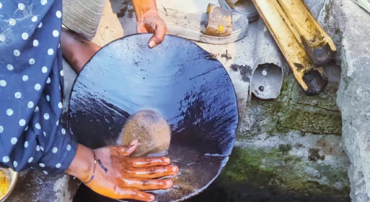 নর্দমা ঘেঁটে মহামূল্যবান সোনালি ধাতু সংগ্রহ করেন মধ্যপ্রদেশের নেহেরারা