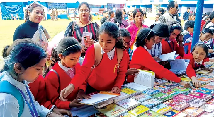মোবাইলের নেশা ছাড়াতে গাঁটের টাকায় পড়ুয়াদের বই কিনে দিলেন শিক্ষিকারা