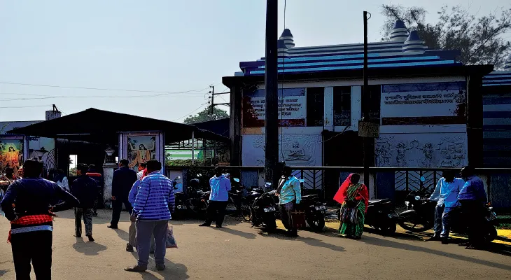 মহশ্মশানে সৎকার ঘাটের করুণ অবস্থা, আবর্জনা পরিষ্কারের দাবি