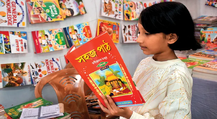 রঙিন সহজপাঠের কদর বাড়ছে, পছন্দের বই খুঁজতে উত্তরবঙ্গ বইমেলার স্টলে স্টলে শিশুরা