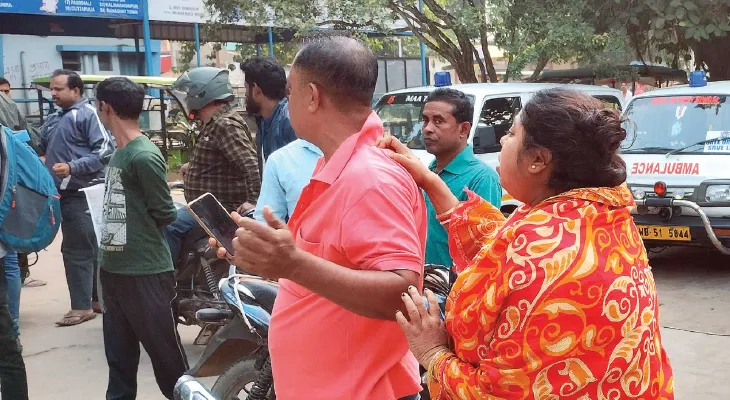 হাঁসুয়া দিয়ে বউকে কুপিয়ে খুনের চেষ্টা, মৃত্যুর সঙ্গে পাঞ্জা গৃহবধূর, রানাঘাট থানার পায়রাডাঙায় আত্মঘাতী স্বামী