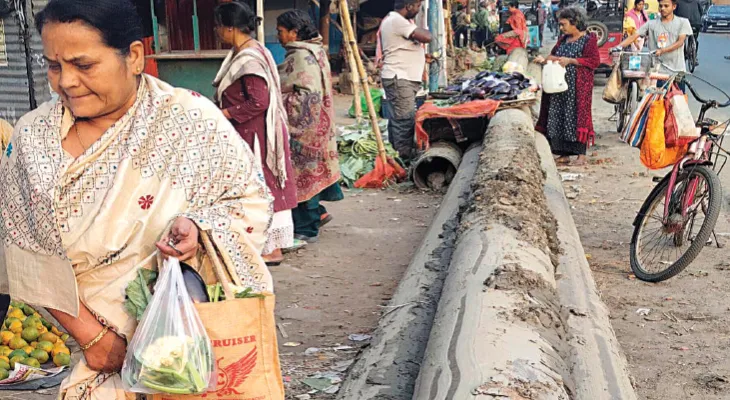 রাস্তাজুড়ে পড়ে গ্যাসের পাইপ, বারাকপুরে প্রবল সমস্যায় মানুষ, কাজ বন্ধের নোটিশ পুরসভার
