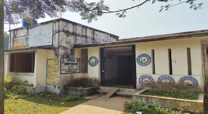 নেই স্থায়ী চিকিৎসক, রোগী সামলাচ্ছেন ফার্মাসিস্ট ও নার্স, বাগদা কনিয়াড়া প্রাথমিক সুস্বাস্থ্য কেন্দ্র