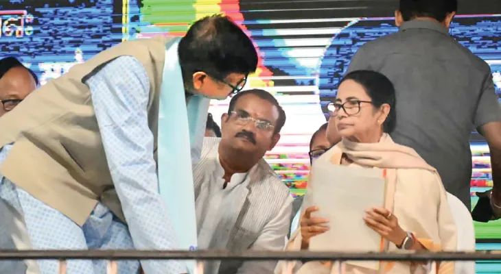 যুদ্ধে কাঁধে কাঁধ মিলিয়ে লড়তে হয়, গোষ্ঠীদ্বন্দ্ব রুখতে বার্তা দলনেত্রীর