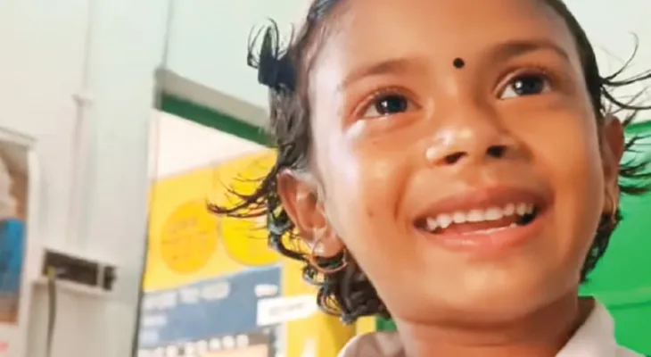 স্যার, আপনি এই গাঁয়ে এসেই মরবা,  খুদের আবদারে চোখে জল বিদায়ী শিক্ষকের