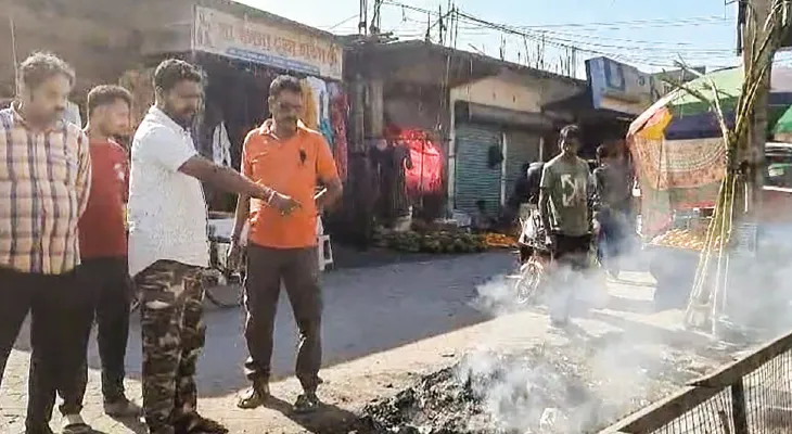 পটকায় বোমাতঙ্ক! চাঞ্চল্য, চওড়াহাট বাজারে বর্জ্যে বিস্ফোরণ