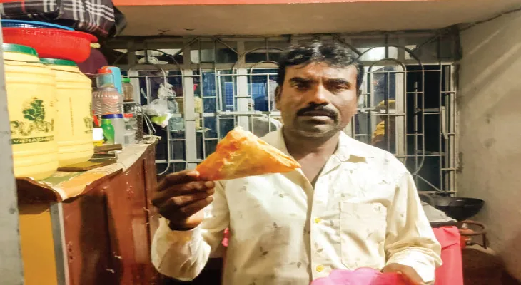 ব্রিগেডে প্যাটিস বিক্রেতাদের মারধরে চিহ্নিত মূল অভিযুক্ত, বাড়ি ফিরলেও আতঙ্ক কাটেনি রিয়াজুলের