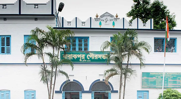 বাড়ি বাড়ি গ্যাসের সংযোগ: পুরসভার নির্দেশে পাইপ সরিয়ে দিল ঠিকাদার সংস্থা, দ্রুত কাজ শুরুর নির্দেশ