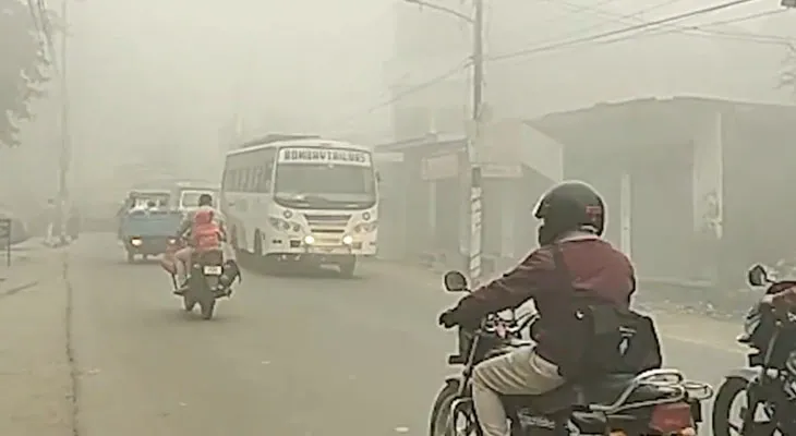 উত্তরপ্রদেশের হরদোইতে প্রবল কুয়াশা, রাস্তায় ধীরগতিতে চলছে গাড়ি