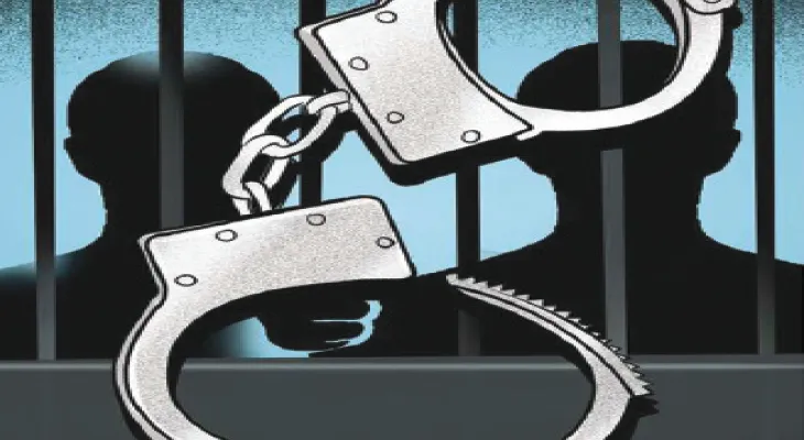 যোগীরাজ্যে ধৃত ভুয়ো আইএএস সহ ৩,  নীলবাতি গাড়ি, ১০ দেহরক্ষী, ৬০ হাজার বেতনের স্টেনোগ্রাফার