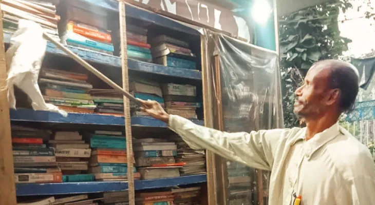 শ্যামপুকুরের মুক্ত পাঠাগারে বইপত্র ও  মনীষীদের ছবি সাফ করাই নেশা বৃদ্ধের