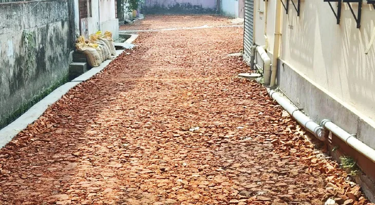 হটমিক্সের কাঁচামালে টান, ঢিমেতালে রাস্তার কাজ, বিপুল স্টোন ডাস্টের বরাত দিচ্ছে পুরসভা