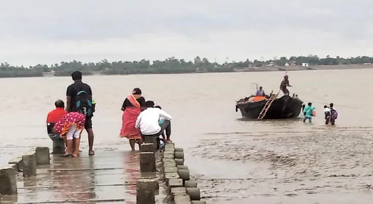 ভাটায় কাদা পেরিয়ে উঠতে হয় নৌকায়, পরিবহণ মন্ত্রীর কাছে নতুন ভাসমান জেটি তৈরির প্রস্তাব বাসন্তীর বিধায়কের
