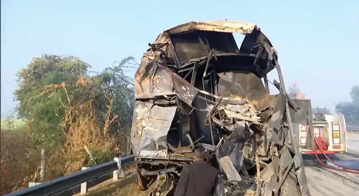দিল্লি-আগ্রা এক্সপ্রেসওয়েতে ভয়াবহ দুর্ঘটনা, মৃতের সংখ্যা বেড়ে দাঁড়াল ১৩, জখম ৭০