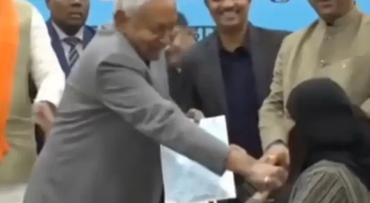 মহিলা ডাক্তারের হিজাব ধরে টান! বিরোধীদের তোপের মুখে নীতীশ কুমার