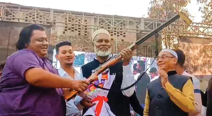 গ্রাম পঞ্চায়েত প্রধানকে ‘বন্দুক’ উপহার, বাঁকড়ায় শোরগোল